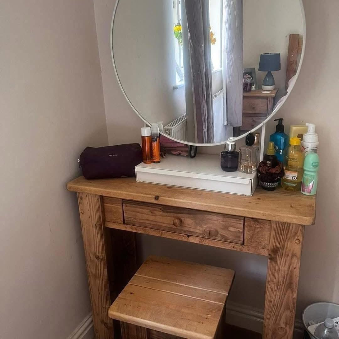 Matching handmade bedroom furniture by Three Skulls Furniture